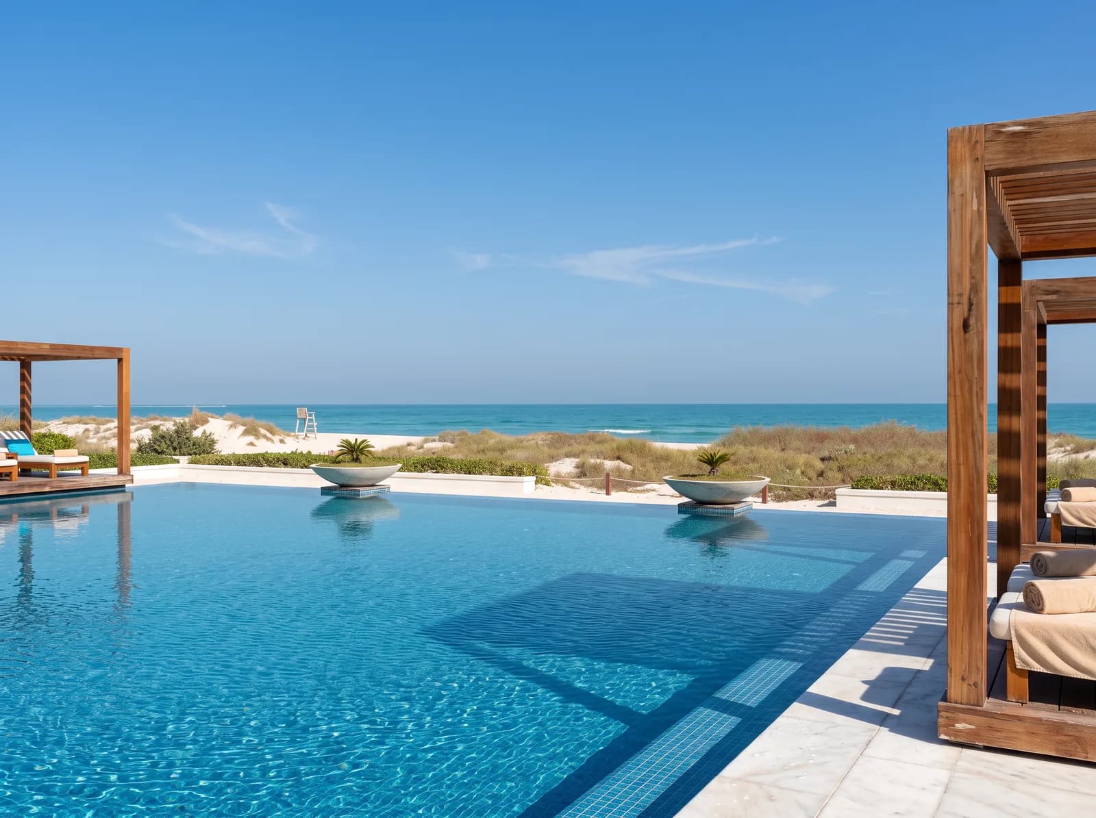 Бассейн Saadiyat Beach Club с видом на море